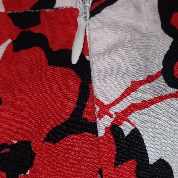 Signature by Robbie Bee Skirt Size 6P White Red Black Floral Pleats Zipper - Picture 12 of 12